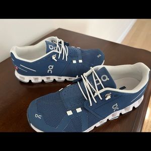 OC (On Cloud) ladies athletic shoes-  size 7 - Blue and white